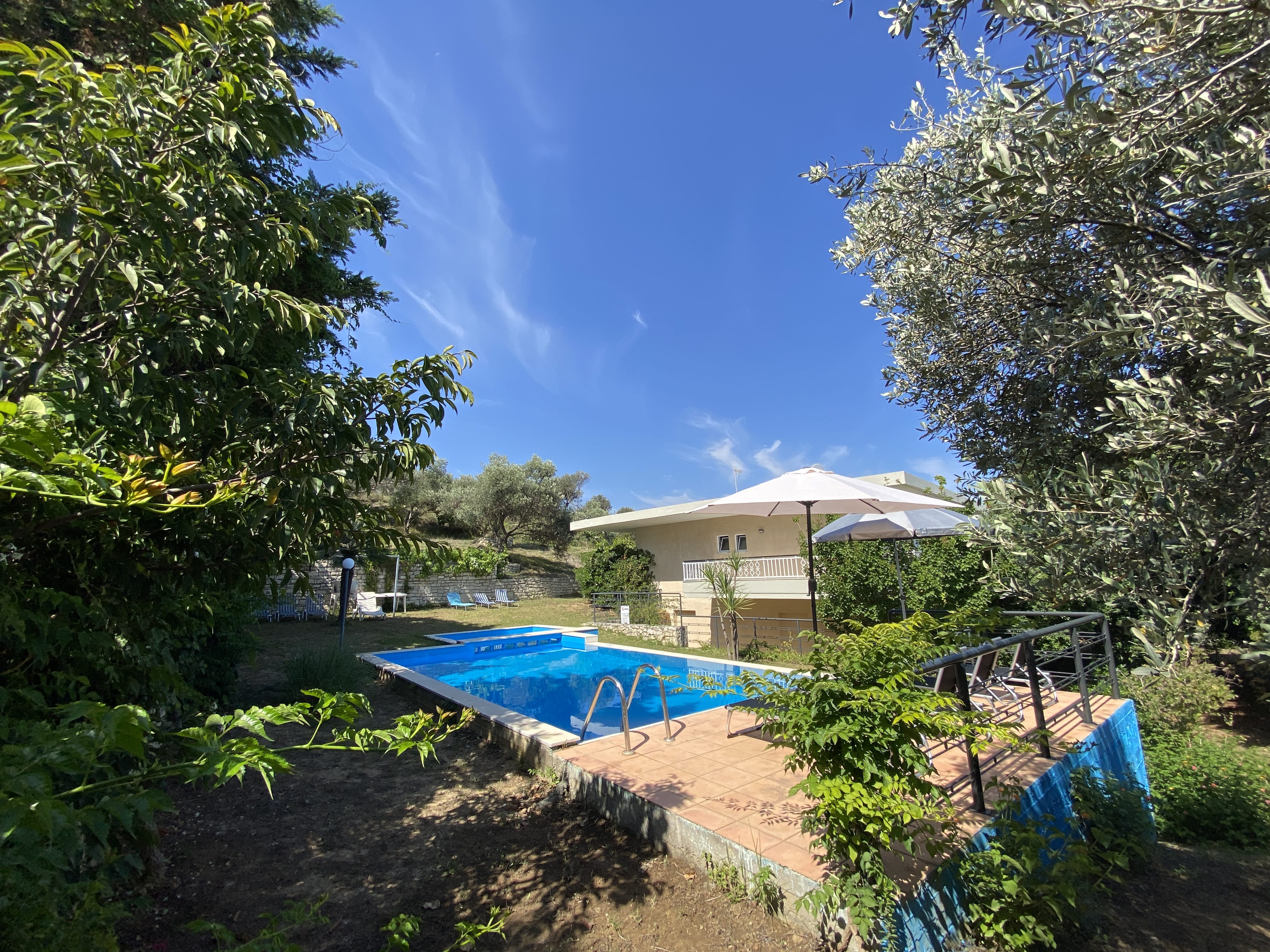 Villa George - Luxury Villa in Adelianos Kampos